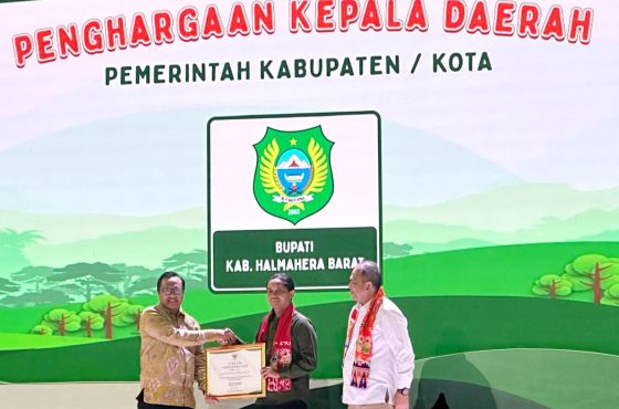 Faris Hi Abdulbar, Kepala Bappeda Kab. Halmahera Barat, Maluku Utara, Menerima Penghargaan dari Mentri Kehutanan di Acara Perhutanan Sosial Program SSF di Jakarta